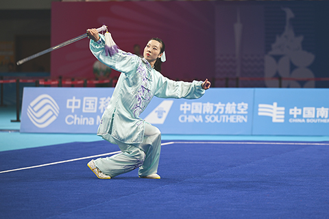 ◎ 十一月七日,在廣州南沙體育館舉行的全運武術套路女子太極拳太極劍全能比賽中,福建選手童心奪得金牌,河北選手吳旭獲得銀牌,廣東選手梁壁熒獲得銅牌。圖為澳門選手洪司帆在太極劍的比賽中。(中新社記者 陳楚紅 攝)