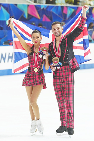 ◎ 十一月八日,英國組合費爾(左)/吉布森在頒獎儀式後慶祝。他們獲得冰舞比賽冠軍。世界花樣滑冰大獎賽日本站冰舞自由舞比賽在日本大阪舉行。(新華社記者 賈浩成 攝)