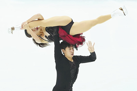 ◎ 十一月七日,中國組合隋文靜(上)/韓聰在雙人滑短節目比賽中。他們的成績位列第一名,最終奪得季軍。世界花樣滑冰大獎賽日本站雙人滑短節目比賽在日本大阪舉行。(新華社記者賈浩成 攝)