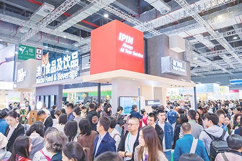 ◎ 「澳門及葡語國家食品飲品館」人流暢旺。