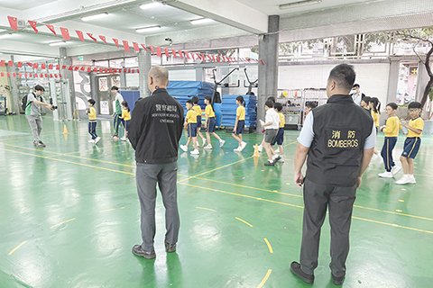 ◎ 警察總局聯同消防局為學校舉辦「風暴潮演練」。