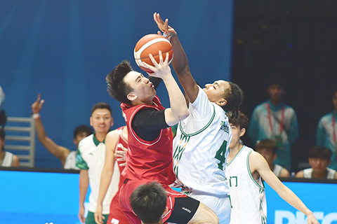 ◎ 十八歲以下男籃白衣澳門隊力拼北京隊。