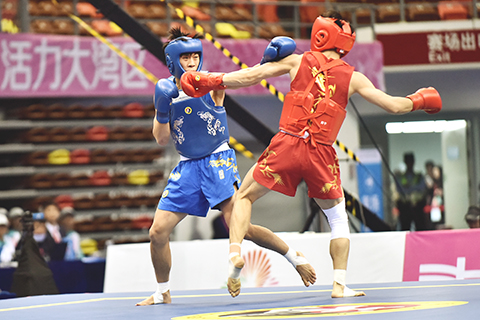 ◎ 武術散打澳門選手古曉嵐(藍方)出拳試探。