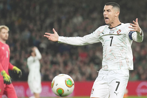 ◎ 七號隊長C朗昨役領紅牌被逐。(美聯社)