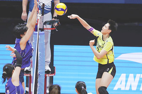 ◎ 十一月十四日,天津隊球員劉美君扣殺。在澳門舉行的全國運動會女子排球成年組小組賽A組比賽中,天津隊三比一戰勝北京隊。(新華社記者陳斌 攝)
