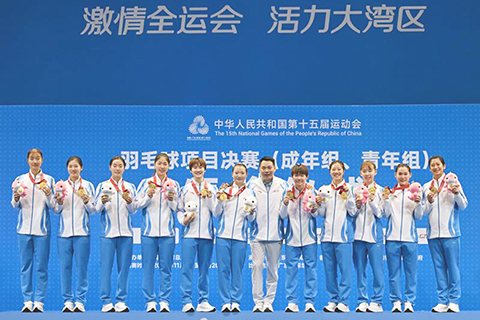 ◎ 十一月十四日,冠軍浙江隊在頒獎儀式後合影。深圳進行的全國運動會羽毛球女子團體決賽中,浙江隊三比零戰勝江蘇隊,奪得冠軍。(新華社記者李紫恆 攝)