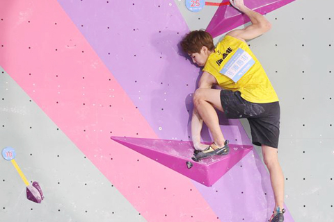 ◎ 十一月十五日,湖北隊選手潘愚非在比賽中。他最終獲得冠軍。全國運動會攀岩項目男子攀石決賽在廣州舉行。(新華社記者楊世堯 攝) ◎ 粵港澳聯隊在全運群眾展演舞龍舞獅項目決賽奪魁。 ◎ ◎ ◎ 十一月十五日,獲得冠軍的廣東隊組合林高遠(左)/劉詩雯在賽後新聞發佈會上接受採訪。十一月十四日,在澳門進行的第十五屆全國運動會乒乓球混合雙打金牌賽中,廣東隊組合林高遠/劉詩雯四比二戰勝江蘇隊組合陳垣