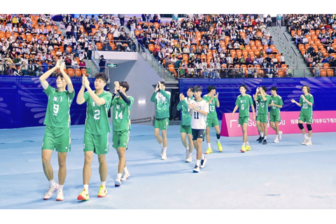 ◎ 十一月十五日,廣東隊選手孔瑩鎣、梁家棠、莫家蝶、何宇(上排從左至右)在比賽後慶祝。全國運動會田徑4X400米混合接力決賽在廣州舉行。(新華社記者 鄧華 攝)