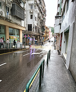 立冬日的上午,從若翰亞美打街至瘋堂斜巷全段車少人少,比較冷清。