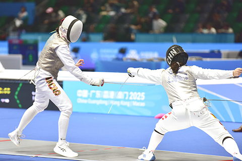 ◎ 澳門團劍擊林正薇(LAM CHI MEI)(左)及時守住對手一劍。