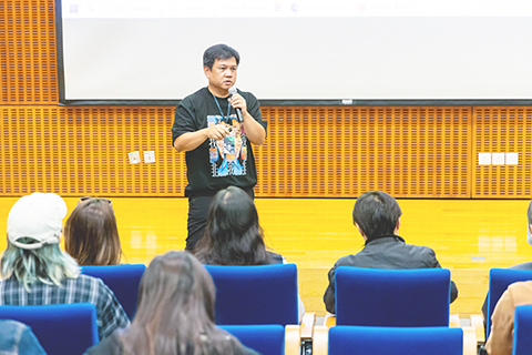 ◎ 《我非我非我》監製鄺華歡於節目推廣會上介紹演出計劃及其藝術團隊。