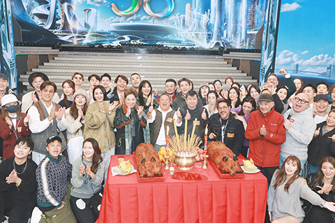 ◎ 電視廣播有限公司總經理(揭幕內容營運)曾志偉率領一眾台前幕後為《萬千星輝賀台慶》進行拜神儀式,祈求節目一切順利。