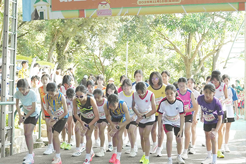 ◎ 全澳學生環山跑女子C組起跑。
