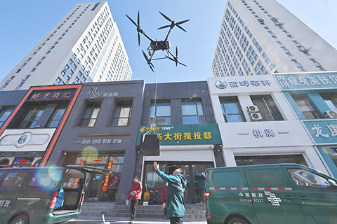 ◎ 在長春淨月高新區,無人機進行快遞配送。(資料圖)(中新社記者 張瑤 攝)