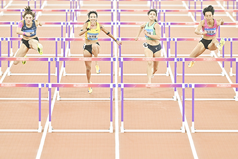 ◎ 十一月十九日,全國運動會田徑女子一百米欄決賽在廣東省奧體中心體育場舉行,廣東隊劉景揚摘金,四川隊吳艷妮獲得銀牌,福建隊林雨薇獲得銅牌。圖為劉景揚(右一)、吳艷妮(左一)、林雨薇(左二)在比賽中。(中新社記者陳驥旻 攝)