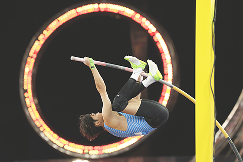 ◎ 十一月十九日,全國運動會田徑男子撐竿跳高決賽在廣東省奧體中心體育場舉行。山東隊李晨洋以五米七0奪得金牌。(中新社記者富田 攝)