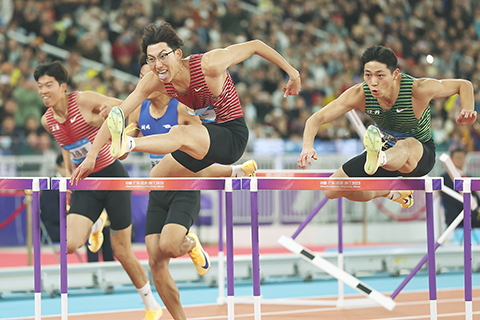 ◎ 十一月十九日,全國運動會田徑男子一百一十米欄決賽在廣東省奧體中心體育場舉行。上海隊徐卓一(中)以十三秒一二奪得金牌。(中新社記者富田 攝)