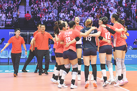 ◎ 十一月十九日晚,全國運動會排球女子成年組金牌賽在澳門威尼斯人綜藝館打響,江蘇隊(紅衣)以三比0橫掃山東隊,奪得冠軍。圖為江蘇隊隊員奪冠後慶祝。(中新社記者鄭嘉偉 攝)