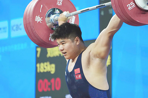 ◎ 十一月十九日,天津隊選手劉煥華在抓舉比賽中。最終,他獲得冠軍。在東莞舉行的全國運動會舉重男子一百零二公斤級決賽中,天津隊選手劉煥華奪冠,個人參賽選手王志豪和遼寧隊選手鄒元清分獲亞軍和季軍。(新華社記者楊晨光 攝)