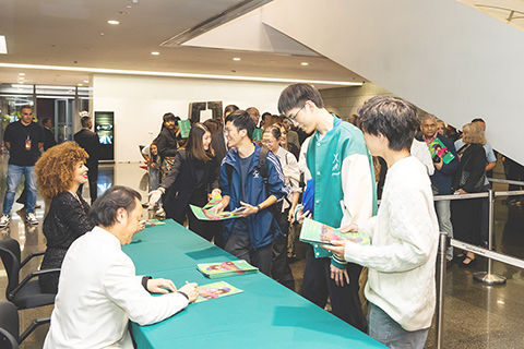 ◎ 主唱Vanessa da Mata及指揮張列於簽名會與樂迷交流。