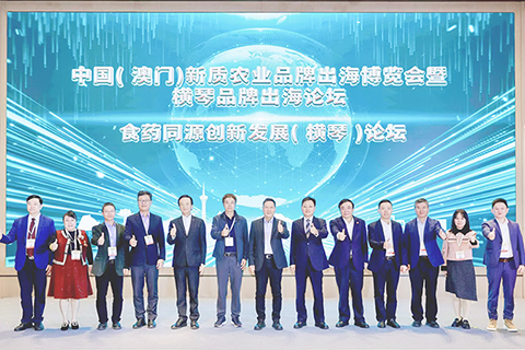 ◎ 全國僑聯副主席劉藝良(左五)與澳門業界代表赴橫琴出席儀式。