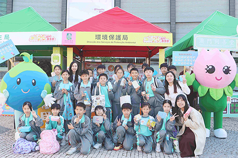 ◎ 環保局與吉祥物率師生於美食節推廣低碳減廢。