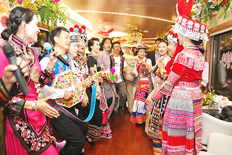 「星光·瀾湄號」列車上演雲南民歌大聯歡。(中新社記者 劉冉陽 攝)