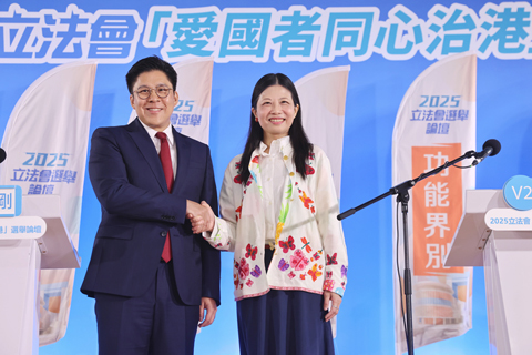 ◎ 十一月廿四日,香港二0二五立法會「愛國者同心治港」功能界別體育、演藝、文化及出版界選舉論壇在荔枝角政府合署禮堂舉行,兩名候選人分別為V1號候選人霍啟剛(左)和V2號候選人羅光萍(右)。(香港中通社記者謝光磊 攝)