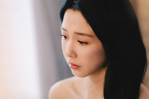 ◎ 台灣影集《人浮於愛》,開播後話題熱度持續攀升!主演楊祐寧、邵雨薇、簡嫚書與范少勳日前接受專訪,問及現代愛情的幸福祕訣。邵雨薇則笑著說:「讓自己開心最重要,只要情緒照顧好,對方自然也能被感染。」圖為邵雨薇在《人浮於愛》飾演富商女友周曉琪。 香港中通社圖片