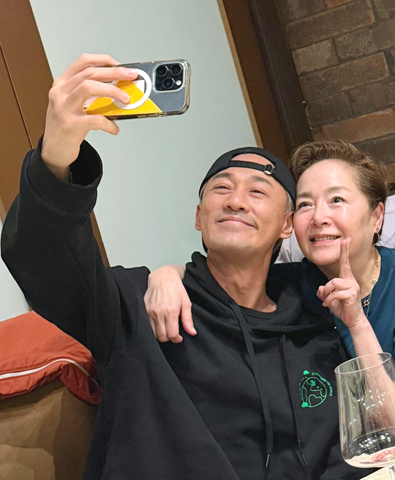 ◎ 林峯巡唱溫哥華,喜逢曾合作的恬妞。