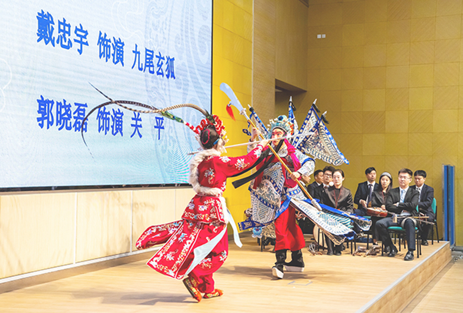 ◎ 京劇走進澳門校園進行藝術交流。