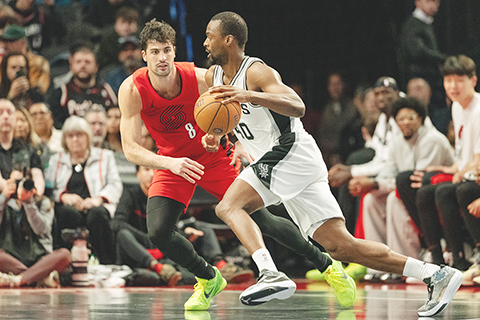 ◎ 馬刺隊四十號班尼斯進攻,最後客勝拓荒者。(美聯社)