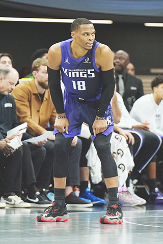 ◎ 帝王隊主力韋斯博克心有不甘,瞄向來訪奏凱的太陽隊。(美聯社)