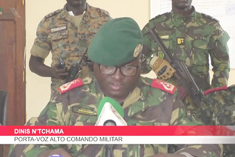 ◎ 十一月二十六日,幾內亞比紹武裝部隊在國家電視台發表聲明稱,軍方已「全面掌控」國家權力,以應對「部份政治人士企圖破壞國家穩定的行為」。自稱「國家安全與公共秩序恢復高級軍事指揮部」的發言人迪尼斯.恩查馬在電視聲明中說,幾比總統烏馬羅.西索科.恩巴洛被解職。指揮部宣佈解散「所有公共機構」、暫停「所有媒體機構活動」和「正在進行的選舉程序」,並下令關閉國家所有陸地、海上和空中邊界。圖為當日,自稱「國家