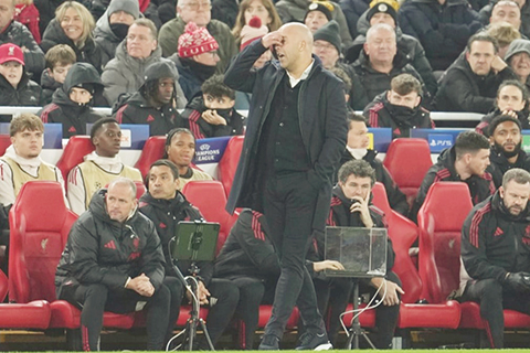 ◎ 利物浦主帥史洛昨晨乾脆「冇眼睇」。(美聯社)