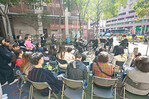 ◎ 澳門樂團在黑沙環中街臨時休憩區演出。