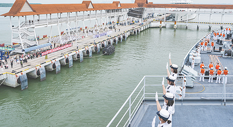 ◎ 正在執行遠海綜合實習任務的中國海軍九八九編隊十一月二十九日抵達馬來西亞巴生港,開始對馬來西亞進行為期四天的友好訪問。圖為當日,在馬來西亞巴生港,學員在甲板分區列隊,向歡迎人群揮手致意。(新華社發 王磊 攝)