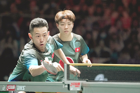 ◎ 十一月三十日,成都國際乒聯混團世界杯揭幕戰打響。圖為中國香港隊黃鎮廷(左)、杜凱傑(右)在比賽中。(中新社記者 安源 攝)