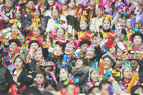 ◎ 十一月二十九日,「滇超」在玉溪舉行揭幕戰,雲南民眾身著民族服飾觀戰。(中新社記者 劉冉陽 攝)