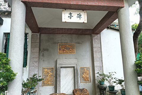 在石碑上所蓋的碑亭