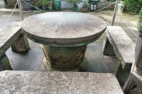 簽訂中美《望廈條約》的桌凳被細鐵鏈圍了起來