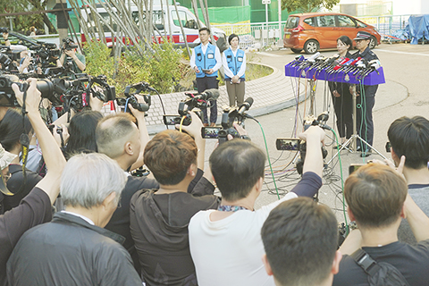 ◎ 十二月一日,香港警方就大埔宏福苑五級火警會見傳媒。公佈最新死亡人數增至一百五十一人,不排除死亡數字會上升,有卅九具遺體尚待辨認。(香港中通社 陳奕啟 攝)