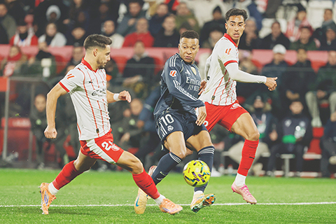 ◎ 十一月三十日,皇家馬德里的基利安.麥巴比(中)在西班牙赫羅納舉行的西甲比賽中,與傑羅納的亞歷克斯.莫雷諾爭奪球權,(美聯社/瓊.蒙福特)
