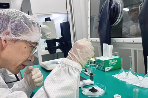 祁生文研究員在實驗室對嫦娥六號月壤進行實驗研究。(中國科學院地質與地球物理研究所 供圖)