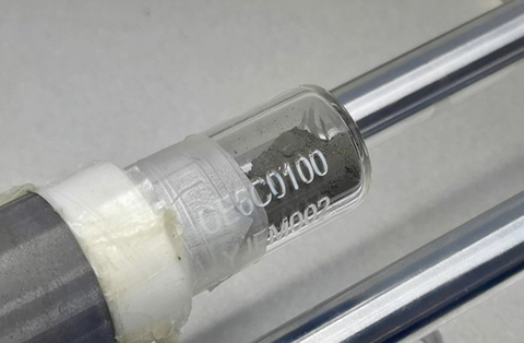 本次研究的嫦娥六號月壤樣品。(中國科學院地質與地球物理研究所 供圖)