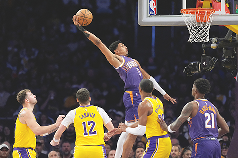 ◎ 太陽隊鄧尼高調扣籃,湖人圍觀?(美聯社)