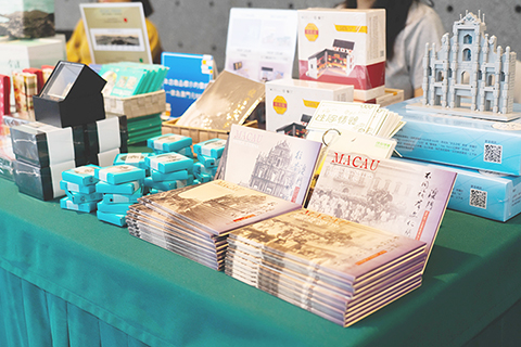 ◎ 澳門「閱讀節」設戶外圖書館等攤位。