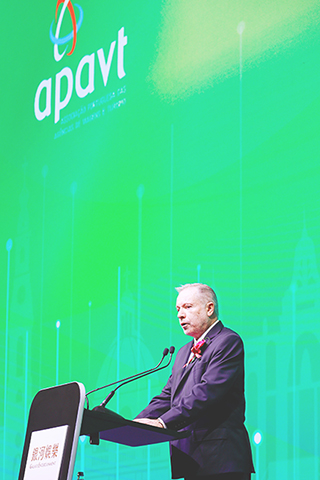 ◎ 葡萄牙旅行社協會主席佩德羅.科斯塔.費雷拉向與會代表致辭。