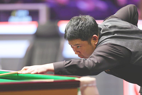 ◎ 十二月一日,張安達在比賽中。在英國約克舉行的斯諾克英國錦標賽首輪比賽中,中國選手張安達六比五戰勝英格蘭選手威爾遜,晉級十六強。(新華社發翟政 攝)