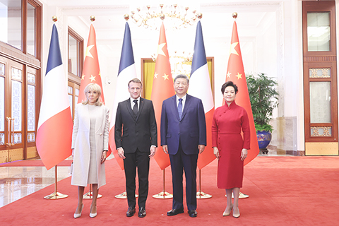 ◎ 十二月四日,中國國家主席習近平在北京同來華進行國事訪問的法國總統馬克龍舉行會談。會談前,習近平和夫人彭麗媛在人民大會堂北大廳為馬克龍和夫人布麗吉特舉行歡迎儀式。(中新社記者盛佳鵬 攝)